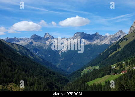 Hornbachkette O' er das Lechtal in Tirol suchen, Blick von der Straße auf der Passhöhe Hahntennjoch, Blick Zur Hornbachkette Stockfoto