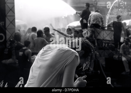 PHUKET, THAILAND, 13. April 2013: Eine junge Frau bekommt beim Songkran Festival 2013 in Patong Beach mit Wasser getränkt. Stockfoto