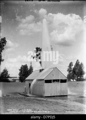 Dieses Schwarzweiß-Foto aus dem Powerhouse Museum zeigt die Charlieville Bore Scheune mit Wolken und einer malerischen Wasserkulisse. Das Bild hebt die ländliche australische Architektur vor der natürlichen Schönheit der Umgebung hervor. Stockfoto