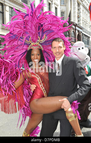 Regent Street, London, UK. 12. Mai 2013. Zwei Künstler auf der ganzen Welt auf Regent Street-Event. Die Welt auf shopping-Event Regent Street, Regent Street wird als Stände geschlossen und Künstler aus aller Welt fördern, shopping und Kultur Matthew Chattle/Alamy Live News Stockfoto