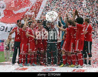 11.05.2013, Xovx, 1.Bundesliga, FC Bayern Muenchen - FC Augsburg, VL Die Spieler des FC Bayern Muenchen Feiern sterben 23. Deutsche Meisterschaft Mit der Meisterschale, in der Mitte Trainer Jupp Heynckes (FC Bayern Muenchen) Mit der Meisterschale, Freisteller. Foto: Hübner/Vogler Stockfoto