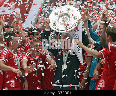 11.05.2013, Xovx, 1.Bundesliga, FC Bayern Muenchen - FC Augsburg, VL Die Spieler des FC Bayern Muenchen Feiern sterben 23. Deutsche Meisterschaft Mit der Meisterschale, in der Mitte Trainer Jupp Heynckes (FC Bayern Muenchen) Mit der Meisterschale, Freisteller. Foto: Hübner/Vogler Stockfoto