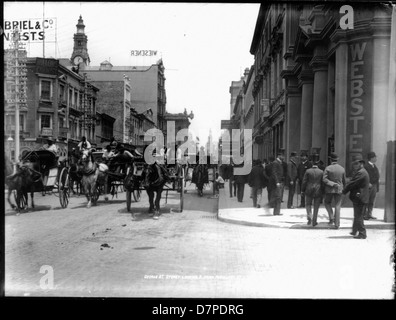 Ein Schwarzweiß-Foto von George Street, Sydney, aufgenommen aus der Margaret Street in den 1940er Jahren Das Bild fängt die historische Architektur, den Verkehr und die geschäftige Atmosphäre der Straße ein und bietet einen Einblick in Sydney Mitte des 20. Jahrhunderts. Das Foto wurde von Henry King aufgenommen, die Sammlung befindet sich im Powerhouse Museum. Stockfoto