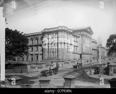 Dieses Schwarzweiß-Foto des Australian Museum aus Hyde Park zeigt sein unverwechselbares architektonisches Design, das in einem zeitlosen, historischen Stil aufgenommen wurde. Stockfoto