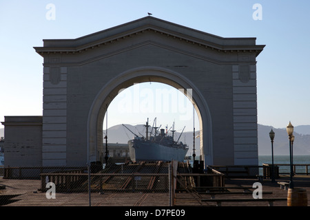 SS Jeremiah O'Brien umrahmt von der Fähre Bogen von Pier 43, Fishermans Wharf, San Francisco, Kalifornien Stockfoto