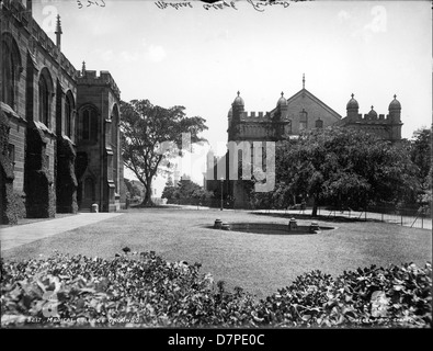 Dieses Schwarzweiß-Foto aus dem Powerhouse Museum-Archiv zeigt das Gelände der medizinischen Hochschule in Australien. Das Bild zeigt die Architektur des Campus, einschließlich der Gebäude der medizinischen Schule, Grasflächen, Bäume und das Universitätsquad. Stockfoto
