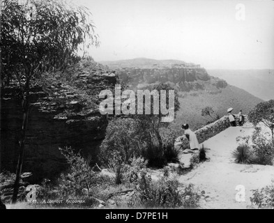 Dieses Schwarzweiß-Foto zeigt die berühmte Felsformation Three Sisters in den Blue Mountains, Australien, von einem Aussichtspunkt aus. Das Powerhouse Museum zeigt die dramatische Landschaft und die natürliche Schönheit der Region. Stockfoto