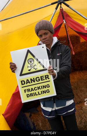 Southport, England 12. Mai 2013. Tisha braun 30, aus London am Camp Frack 2 (CampFrack2), eine breite Koalition von Anti-Fracking und ökologische Gruppen in der Nord-West, darunter Mitglieder der Ribble Mündung gegen Fracking, Residents Vorgehen gegen Fylde Fracking, Frack kostenlose Fylde, Merseyside gegen Fracking, Friends of the Earth und größere Manchester Association of Trades Union Councils. Ein Wochenende voller Aktivität gegen Fracking und andere Formen der extremen Energie. Mar Photographics/Alamy Live-Nachrichten Stockfoto