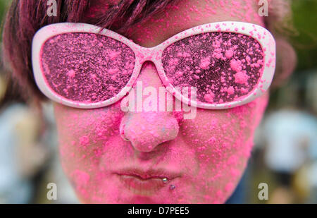 Berlin, Deutschland. 11. Mai 2013. Ein Besucher des Holi-Festival der Farben Posen bedeckt Pigmentpulver am Reiterstadion in Berlin. Holi ist ursprünglich eine hinduistische Frühlingsfest, das auch mit Menschen anderer Gemeinschaften populär geworden ist in dem Menschen sich in bunten Pigmentpulver, vertreibt böse Geister zu bedecken. Foto: Ole Spata/Alamy Live-Nachrichten Stockfoto