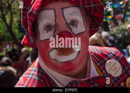 London, UK. 12. Mai 2013. Es war nicht alle Puppen und Puppenspiel - gab es allerlei Künstler wie Clowns. Paul Davey/Alamy Live-Nachrichten Stockfoto