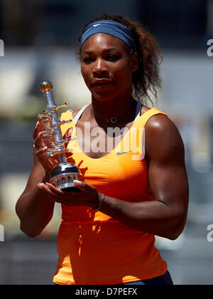 Madrid, Spanien. 12. Mai 2013.  Serena Williams USA stellt mit der Trophäe nach ihrem Sieg über Maria Sharapova Russlands am Ende der einzelnen Damen Endspiel zwischen Maria Sharapova Russlands und Serena Williams USA tagsüber zehn der Madrid Open von La Caja Magica. Aktion Plus Sport Bilder/Alamy Live-Nachrichten Stockfoto