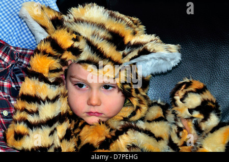 Jungen im Alter von fünf gekleidet in ausgefallenen Kostümen eines Tigers Stockfoto