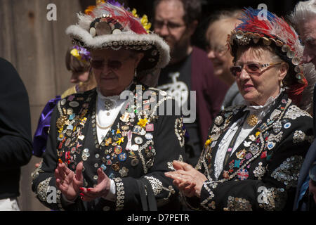 London, UK. 12. Mai 2013. Pearly Queens hinzugefügt, um die traditionellen London Atmosphäre wie die 38. jährliche kann Fayre in St Paul Kirchhof in Covent Garden stattfand. Paul Davey/Alamy Live-Nachrichten Stockfoto