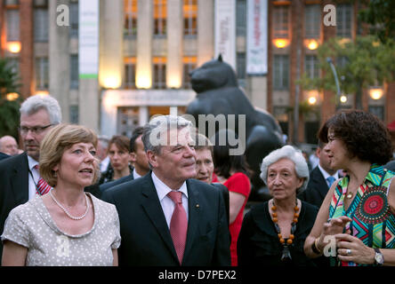 German President Joachim Gauck (C) und seine Lebensgefährtin Daniela Schadt (L) besuchen den Vorplatz des Museo Antioquia mit seinen Botero Statuen in Medellin, Kolumbien, 11. Mai 2013. Der Bundespräsident wird von einer Wirtschaftsdelegation auf seiner Reise nach Kolumbien und Brasilien vom 08. bis 17. Mai 2013 begleitet. Foto: Soeren Stache Stockfoto