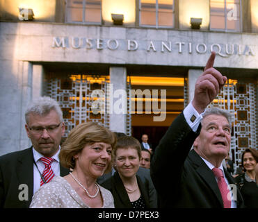 German President Joachim Gauck (R) und seine Lebensgefährtin Daniela Schadt besuchen den Vorplatz des Museo Antioquia mit seinen Botero Statuen in Medellin, Kolumbien, 11. Mai 2013. Der Bundespräsident wird von einer Wirtschaftsdelegation auf seiner Reise nach Kolumbien und Brasilien vom 08. bis 17. Mai 2013 begleitet. Foto: Soeren Stache Stockfoto