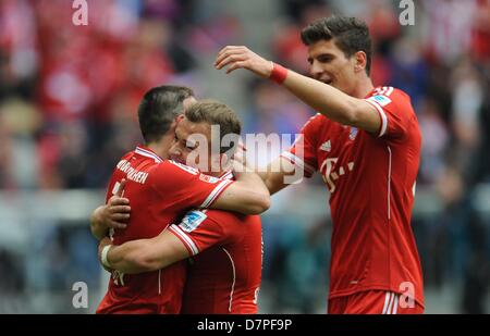 Bayern Xherdan Shaqiri (C) feiert sein 2: 0-Tor mit Teamkollegen Franck Ribery (L) und Mario Gomez während der Fußball-Bundesliga zwischen Bayern München und FC Augsburg in Allianz Arena in München, Deutschland, 11. Mai 2013 übereinstimmen. Foto: Andreas Gebert Stockfoto