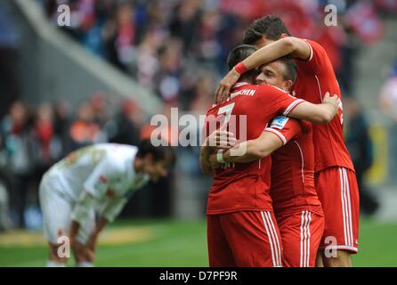 Bayern Xherdan Shaqiri (C) feiert sein 2: 0-Tor mit Teamkollegen Franck Ribery (L) und Mario Gomez während der Fußball-Bundesliga zwischen Bayern München und FC Augsburg in Allianz Arena in München, Deutschland, 11. Mai 2013 übereinstimmen. Foto: Andreas Gebert Stockfoto