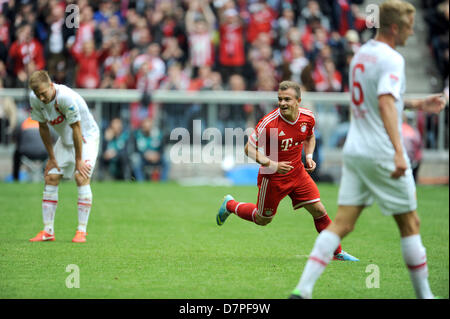 Bayern Xherdan Shaqiri (C) feiert sein 2: 0 Tor während der Bundesliga-Fußball-Spiel zwischen Bayern München und FC Augsburg in Allianz Arena in München, Deutschland, 11. Mai 2013. Foto: Andreas Gebert Stockfoto