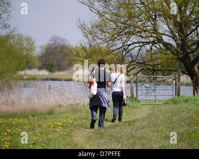 Die Themse-Wanderweg in Richtung des Königs Schloss, Oxfordshire Stockfoto