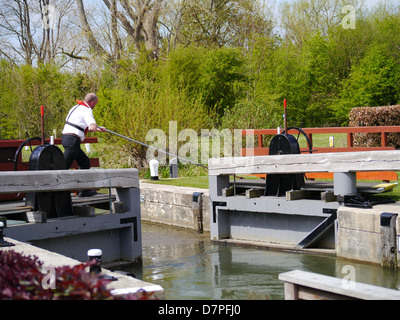 Schleusenwärter öffnet ein Themse-Schleuse. Stockfoto