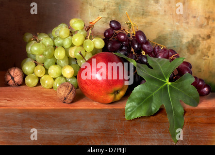 Stillleben mit Apfel reifen Trauben und Nüssen Stockfoto