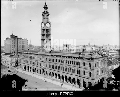 Das Sydney General Post Office (GPO) ist ein ikonisches Gebäude im Herzen von Sydney, Australien. Die Uhr, die um 14:50 Uhr gezeigt wird, kennzeichnet die Zeit, zu der das Foto aufgenommen wurde, und repräsentiert die architektonische und historische Bedeutung des Gebäudes. Stockfoto