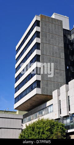 Der Llandinam Turm an der Prifysgol Aberystwyth University - ein Unterrichtsblock auf dem Penglais Campus mit Blick auf die Stadt. Stockfoto