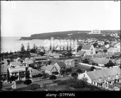 Manly Beach mit St Patricks auf Hügel Stockfoto