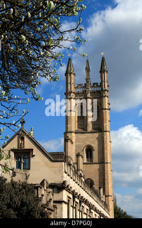 Magdalen College Turm neben dem Botanischen Garten in der Stadt von Oxford, England Stockfoto