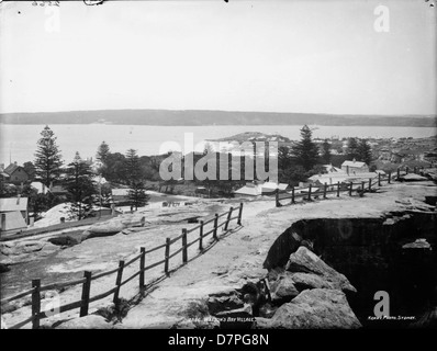 Dieses Bild aus dem Powerhouse Museum zeigt das Dorf Watson’s Bay, einschließlich der malerischen Klippen und des historischen Zauns, der der lokalen Landschaft Charakter verleiht. Das Foto bietet einen Einblick in die natürliche Schönheit und das kulturelle Erbe der Gegend. Stockfoto