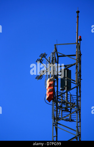 Handy-Antenne auf dem Hügel der Stadt mit Blick auf die Stadt Stockfoto