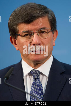 Der türkische Außenminister Ahmet Davutoglu spricht auf einer Pressekonferenz mit seinem deutschen Kollegen Westerwelle in Berlin, Deutschland, 12. Mai 2013. Westerwelle und Davutoglu traf im Rahmen des deutsch-türkischen Dialogs für eine bessere Zusammenarbeit zwischen den beiden Ländern am 12. Mai 2013. Foto: OLE SPATA Stockfoto