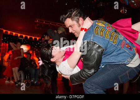 Norfolk, Großbritannien. 11. Mai 2013. Lincolnshire paar David und Melanie Monger feiern Rockabilly-Style nach erneuern ihr Eheversprechen in einer Hembsby Kirche.  Das Lincolnshire-paar und ihre vier Söhne (3-13 Jahre alt und nach Rockerbilly Sänger benannt) Hembsby Rock ' n Roll Weekender - regelmäßig zu besuchen, jetzt in seiner 25. Jahr. Adrian Buck/Alamy Live-Nachrichten Stockfoto