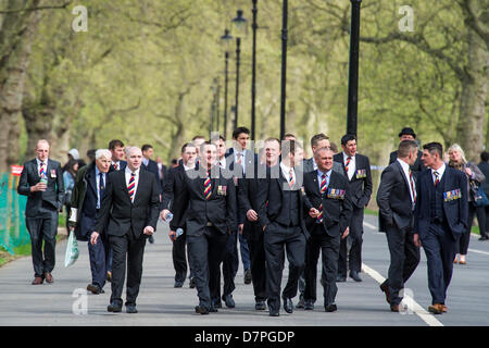 Hyde Park, London, UK 12 Mai 2013. Ihre Königliche Hoheit The Princess Royal KG, KT, GCVO, Oberst Chef des Königs Royal Hussars nimmt den Gruß und legt einen Kranz an der jährlichen Parade und Service im kombiniert Kavallerie alte Kameraden Verband in der Kavallerie-Gedenkstätte. 5-Band führte marschierende Abteilungen der Kavallerie und Yeomanry Regiments Verbände und aus dem 2. Weltkrieg bis hin zu Irak und Afghanistan-Veteranen. Staatliche Trompeter der Household Cavalry und eine Piper aus F Firma The Scots Guards nahm ebenfalls Teil. Guy Bell/Alamy Live-Nachrichten Stockfoto