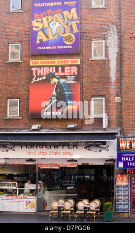 Theater Billboard Werbung Spam eine Menge und Thriller auf der Vorderseite ein Fish &amp; Chips-shop Stockfoto