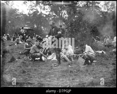 „Palmer's Mystery Hike No. 2“ vom Powerhouse Museum zeigt eine Gruppe von Jungs, die draußen kochen. Das Bild fängt einen Moment des Abenteuers und der Aktivitäten im Freien ein und spiegelt den Genuss der Natur und die Erkundung während der Wanderung wider. Stockfoto