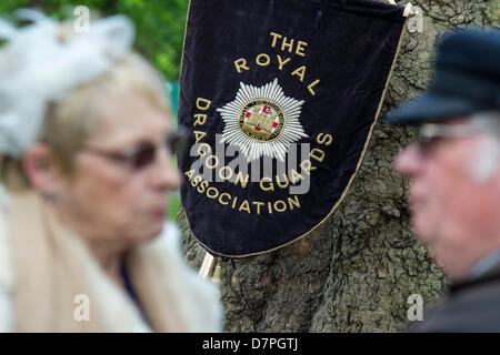 Hyde Park, London, UK 12 Mai 2013. Ihre Königliche Hoheit The Princess Royal KG, KT, GCVO, Oberst Chef des Königs Royal Hussars nimmt den Gruß und legt einen Kranz an der jährlichen Parade und Service im kombiniert Kavallerie alte Kameraden Verband in der Kavallerie-Gedenkstätte. 5-Band führte marschierende Abteilungen der Kavallerie und Yeomanry Regiments Verbände und aus dem 2. Weltkrieg bis hin zu Irak und Afghanistan-Veteranen. Staatliche Trompeter der Household Cavalry und eine Piper aus F Firma The Scots Guards nahm ebenfalls Teil. Guy Bell/Alamy Live-Nachrichten Stockfoto