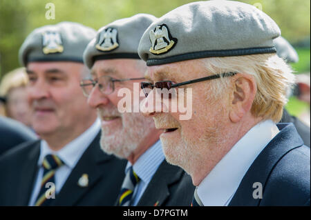 Hyde Park, London, UK 12 Mai 2013. Ihre Königliche Hoheit The Princess Royal KG, KT, GCVO, Oberst Chef des Königs Royal Hussars nimmt den Gruß und legt einen Kranz an der jährlichen Parade und Service im kombiniert Kavallerie alte Kameraden Verband in der Kavallerie-Gedenkstätte. 5-Band führte marschierende Abteilungen der Kavallerie und Yeomanry Regiments Verbände und aus dem 2. Weltkrieg bis hin zu Irak und Afghanistan-Veteranen. Staatliche Trompeter der Household Cavalry und eine Piper aus F Firma The Scots Guards nahm ebenfalls Teil. Guy Bell/Alamy Live-Nachrichten Stockfoto