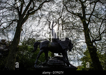 Hyde Park, London, UK 12 Mai 2013. Ihre Königliche Hoheit The Princess Royal KG, KT, GCVO, Oberst Chef des Königs Royal Hussars nimmt den Gruß und legt einen Kranz an der jährlichen Parade und Service im kombiniert Kavallerie alte Kameraden Verband in der Kavallerie-Gedenkstätte. 5-Band führte marschierende Abteilungen der Kavallerie und Yeomanry Regiments Verbände und aus dem 2. Weltkrieg bis hin zu Irak und Afghanistan-Veteranen. Staatliche Trompeter der Household Cavalry und eine Piper aus F Firma The Scots Guards nahm ebenfalls Teil. Guy Bell/Alamy Live-Nachrichten Stockfoto