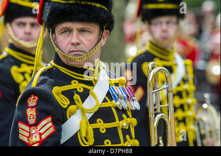 Hyde Park, London, UK 12 Mai 2013. Ihre Königliche Hoheit The Princess Royal KG, KT, GCVO, Oberst Chef des Königs Royal Hussars nimmt den Gruß und legt einen Kranz an der jährlichen Parade und Service im kombiniert Kavallerie alte Kameraden Verband in der Kavallerie-Gedenkstätte. Offiziere tragen Bowler-Hüte und Anzüge sind von allen aber die Bands statt Uniform getragen.  5-Band führte marschierende Abteilungen der Kavallerie und Yeomanry Regiments Verbände und aus dem 2. Weltkrieg bis hin zu Irak und Afghanistan-Veteranen. Trompeter der Household Cavalry und eine Piper aus F Firma The Scots Guards auch zu geben Stockfoto