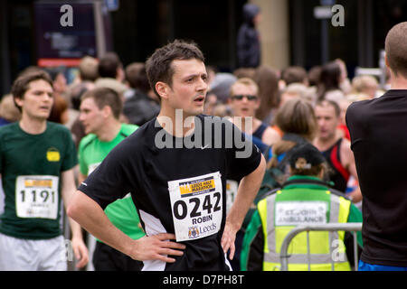 Leeds, UK. 12. Mai 2013. Wettbewerber am Ende des Leeds Halbmarathon Chris McLoughlin/Alamy Live News Stockfoto