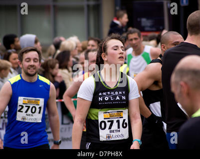 Leeds, UK. 12. Mai 2013. Wettbewerber am Ende des Leeds Halbmarathon Chris McLoughlin/Alamy Live News Stockfoto