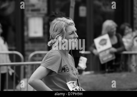 Leeds, UK. 12. Mai 2013. Wettbewerber am Ende des Leeds Halbmarathon Chris McLoughlin/Alamy Live News Stockfoto