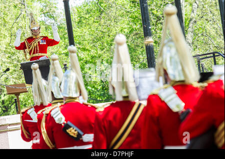 Hyde Park, London, UK 12 Mai 2013. Ihre Königliche Hoheit The Princess Royal KG, KT, GCVO, Oberst Chef des Königs Royal Hussars nimmt den Gruß und legt einen Kranz an der jährlichen Parade und Service im kombiniert Kavallerie alte Kameraden Verband in der Kavallerie-Gedenkstätte. Offiziere tragen Bowler-Hüte und Anzüge sind von allen aber die Bands statt Uniform getragen.  5-Band führte marschierende Abteilungen der Kavallerie und Yeomanry Regiments Verbände und aus dem 2. Weltkrieg bis hin zu Irak und Afghanistan-Veteranen. Trompeter der Household Cavalry und eine Piper aus F Firma The Scots Guards auch zu geben Stockfoto