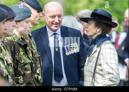 Hyde Park, London, UK 12 Mai 2013. Ihre Königliche Hoheit The Princess Royal KG, KT, GCVO, Oberst Chef des Königs Royal Hussars nimmt den Gruß und legt einen Kranz an der jährlichen Parade und Service im kombiniert Kavallerie alte Kameraden Verband in der Kavallerie-Gedenkstätte. Offiziere tragen Bowler-Hüte und Anzüge sind von allen aber die Bands statt Uniform getragen.  5-Band führte marschierende Abteilungen der Kavallerie und Yeomanry Regiments Verbände und aus dem 2. Weltkrieg bis hin zu Irak und Afghanistan-Veteranen. Trompeter der Household Cavalry und eine Piper aus F Firma The Scots Guards auch zu geben Stockfoto