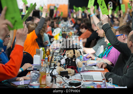 Zahlreiche Mitglieder der Piratenpartei halten ihre Stimmkarten auf die Föderale Partei Parteitag in Neumarkt in der Oberpfalz, Deutschland, 11. Mai 2013. Foto: ARMIN WEIGEL Stockfoto