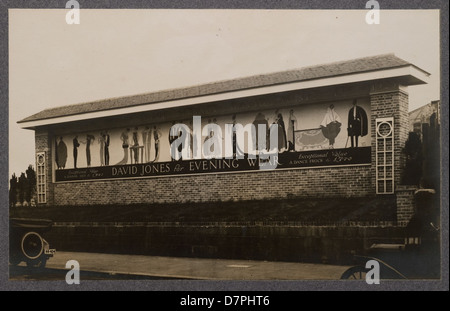 Dieses große Werbeschild aus dem Jahr 1925 wirbt für die Abendkleidung von David Jones, einem großen Kaufhaus in Australien. Das Schild spiegelt den Mode- und Marketingstil dieser Zeit wider und zeigt Trends in der Einzelhandelswerbung während des frühen 20. Jahrhunderts. Stockfoto