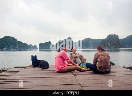Halong Bucht, Vietnam - schwimmende Haus Frauen Stockfoto