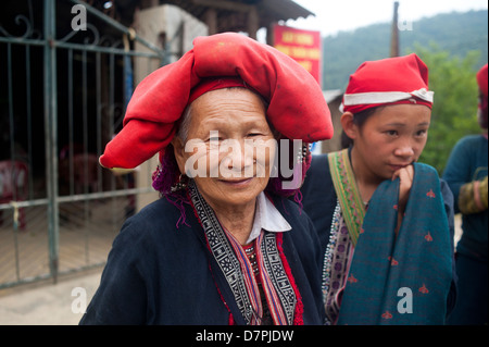 Frau des roten Dao ethnische Minderheiten - Sapa-Dorf Stockfoto