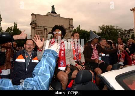 Spieler des FC Bayern München, Dante (L-R), Rafinha und Luiz Gustavo, feiern auf der Leopoldstraße in München, Deutschland, 12. Mai 2013. FC Bayern München ist der deutsche Fußball-Cxhampion der Saison 2012/13. Foto: Felix Hoerhager Stockfoto